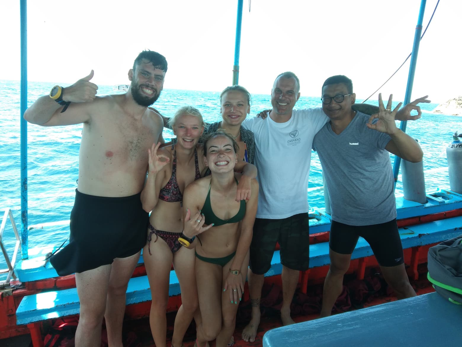Gruppo di subacquei sulla barca a Koh Tao