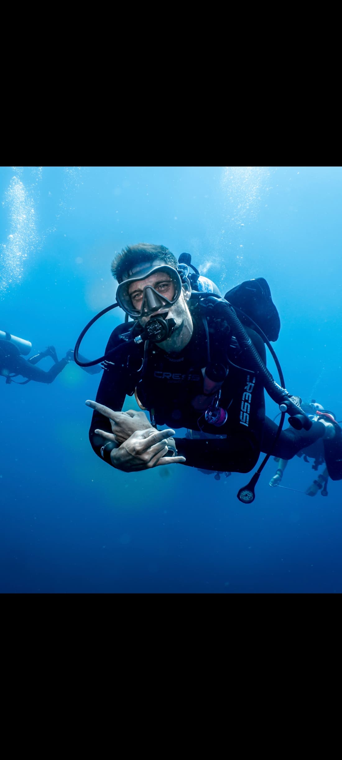 Principiante con istruttore sott'acqua a Koh Tao